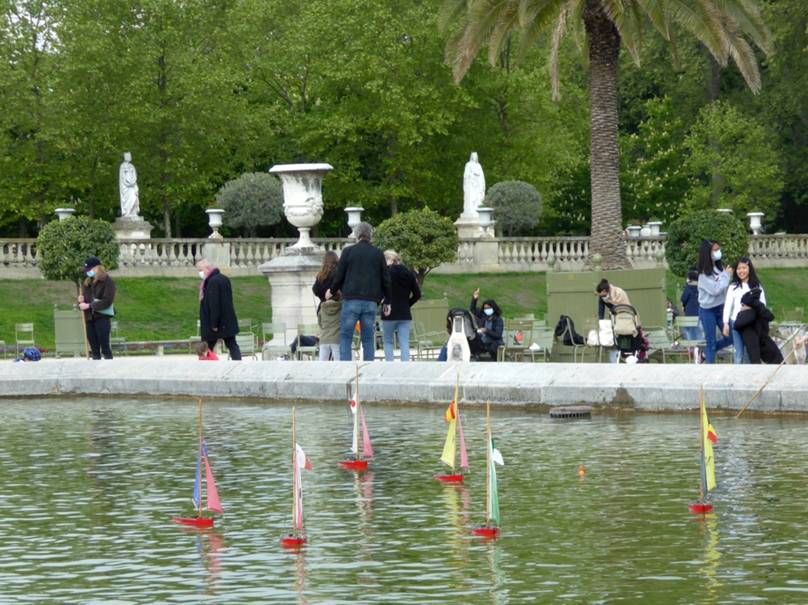 club nautique du luco jardin du Luxembourg Paris pond boat