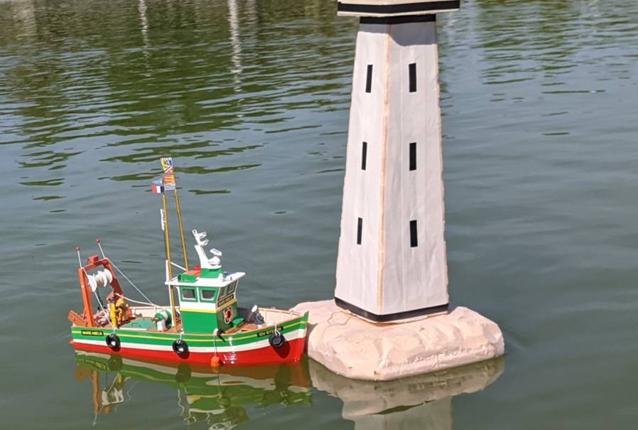 club nautique du luco jardin du Luxembourg Paris pond boat