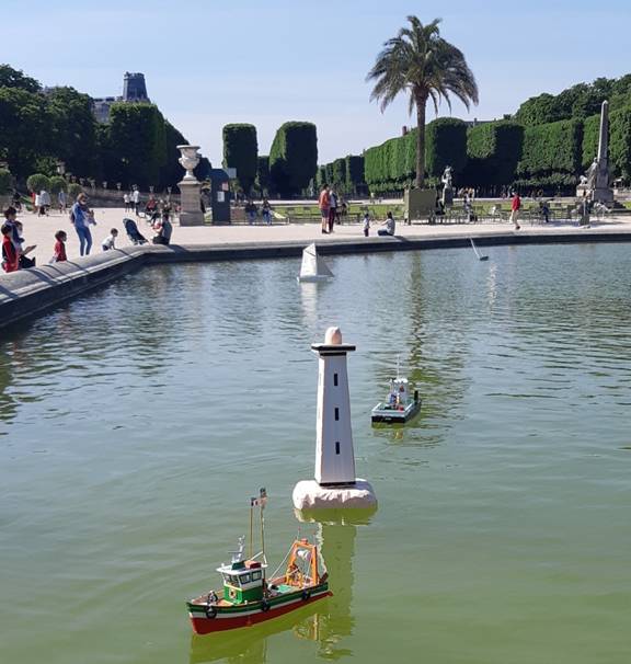 club nautique du luco jardin du Luxembourg Paris pond boat