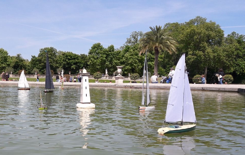 club nautique du luco jardin du Luxembourg Paris pond boat