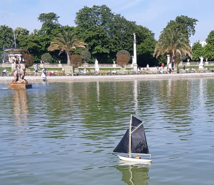 club nautique du luco jardin du Luxembourg Paris pond boat