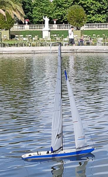 club nautique du luco jardin du Luxembourg Paris pond boat