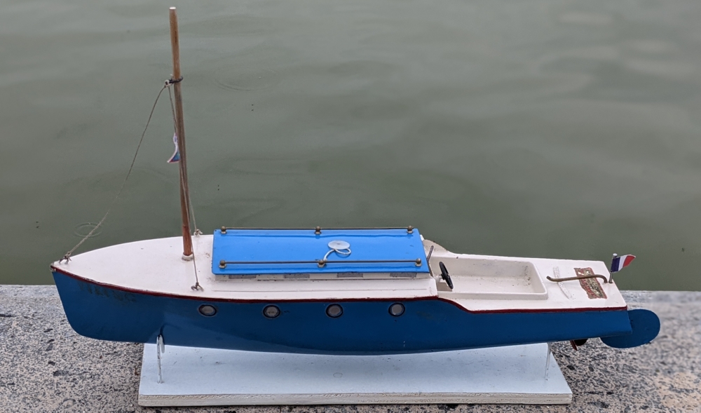 club nautique du luco jardin du Luxembourg Paris pond boat