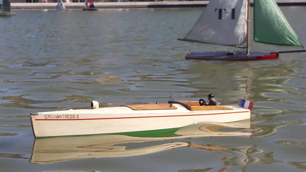club nautique du luco jardin du Luxembourg Paris pond boat