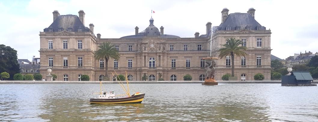 club nautique du luco jardin du Luxembourg Paris pond boat