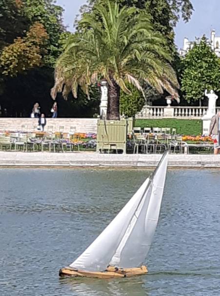 club nautique du luco jardin du Luxembourg Paris pond boat