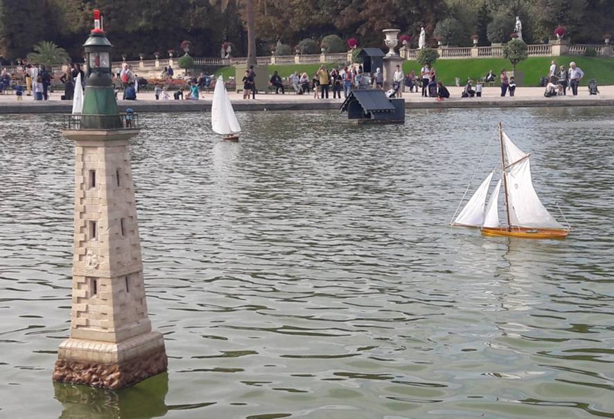 club nautique du luco jardin du Luxembourg Paris pond boat