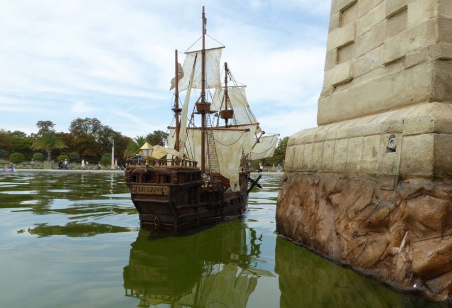 club nautique du luco jardin du Luxembourg Paris pond boat