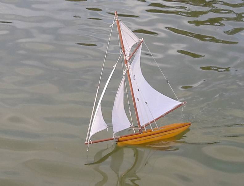 club nautique du luco jardin du Luxembourg Paris pond boat