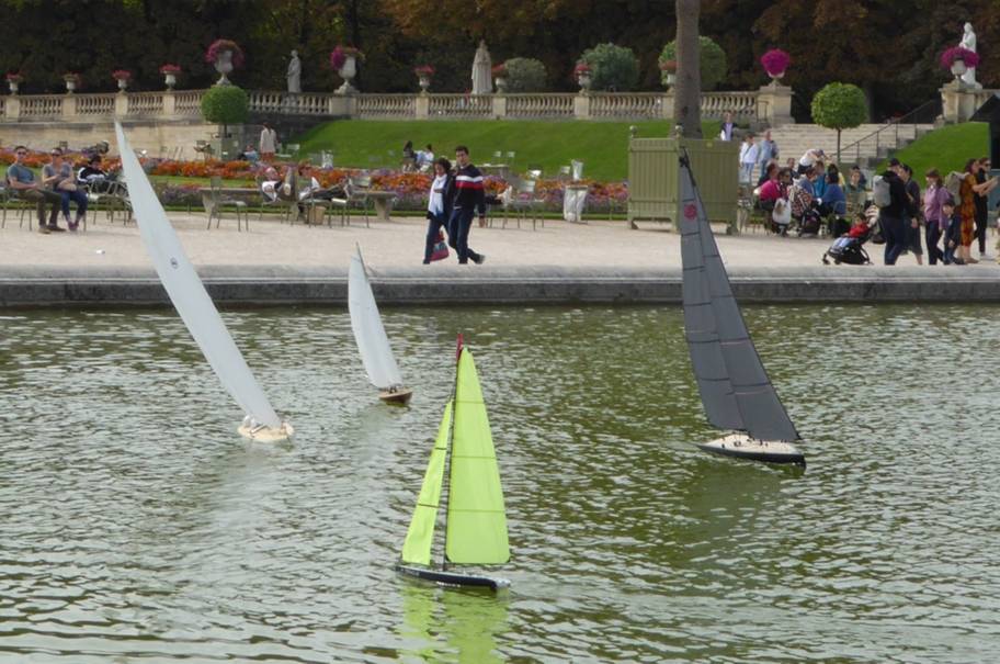club nautique du luco jardin du Luxembourg Paris pond boat