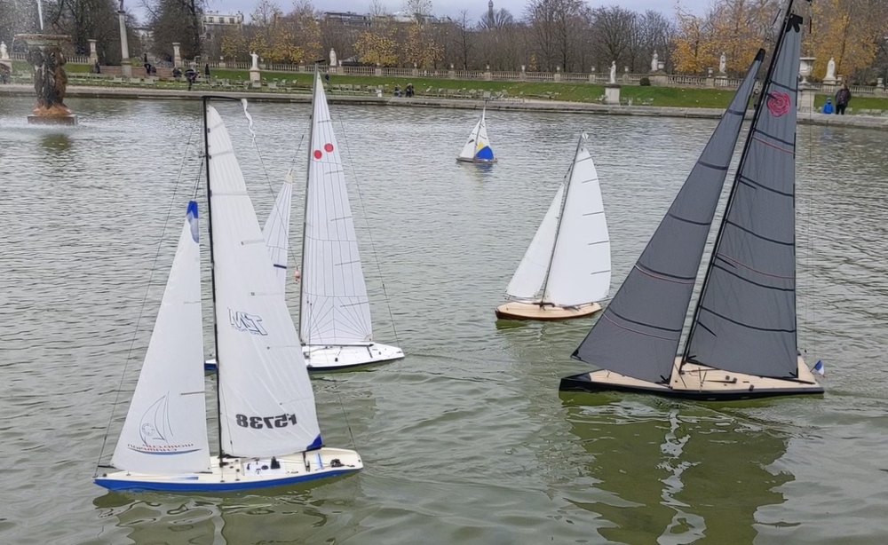 club nautique du luco jardin du Luxembourg Paris pond boat