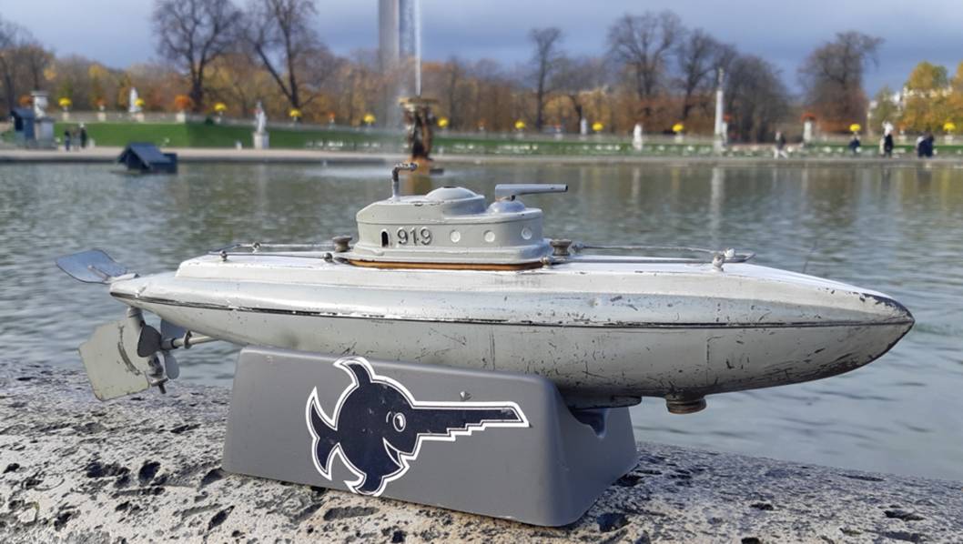 club nautique du luco jardin du Luxembourg Paris pond boat