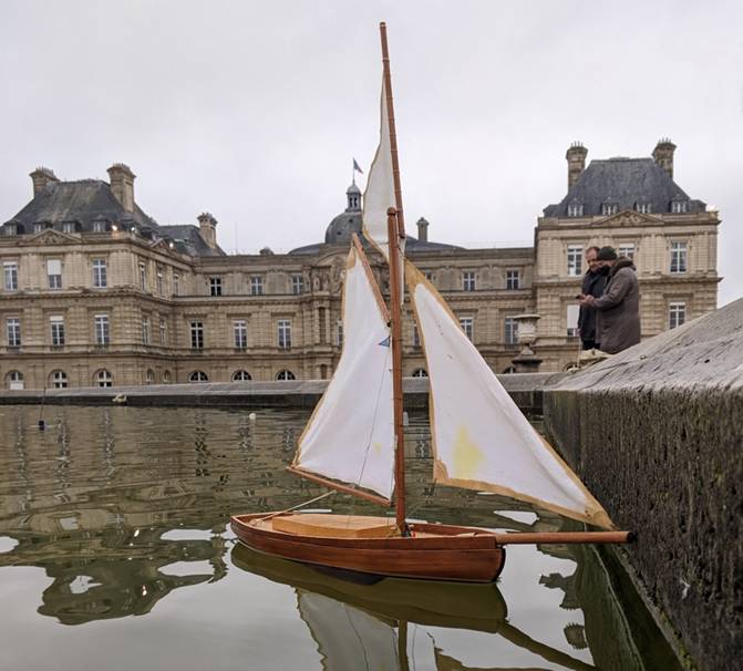 club nautique du luco jardin du Luxembourg Paris pond boat