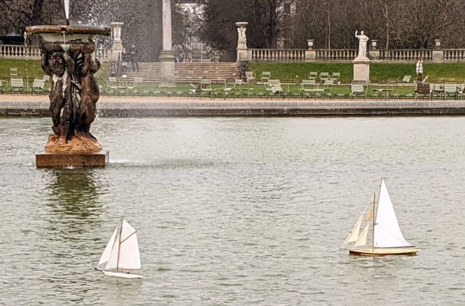 club nautique du luco jardin du Luxembourg Paris pond boat