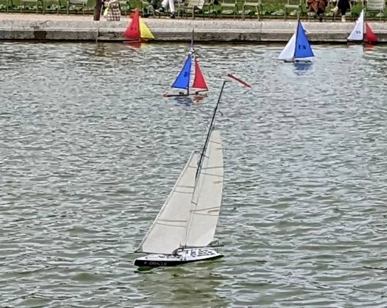 club nautique du luco jardin du Luxembourg Paris pond boat