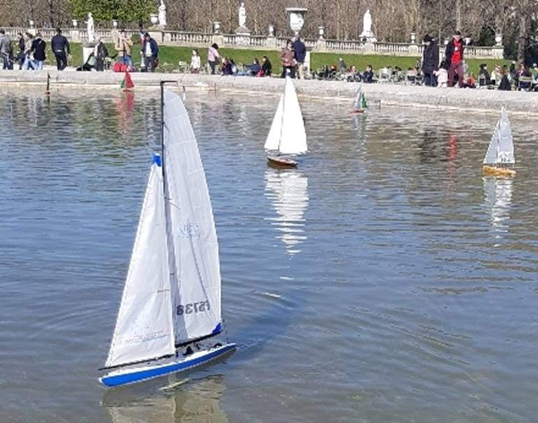 club nautique du luco jardin du Luxembourg Paris pond boat