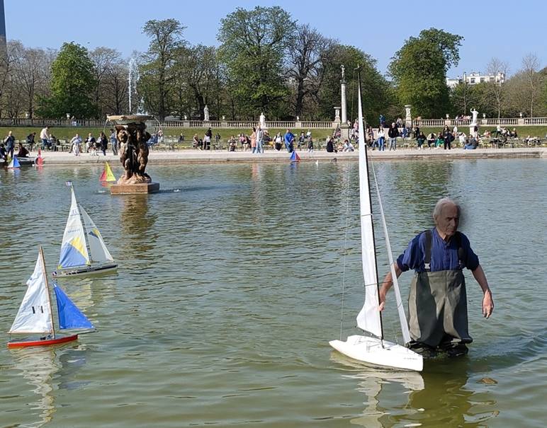 club nautique du luco jardin du Luxembourg Paris pond boat