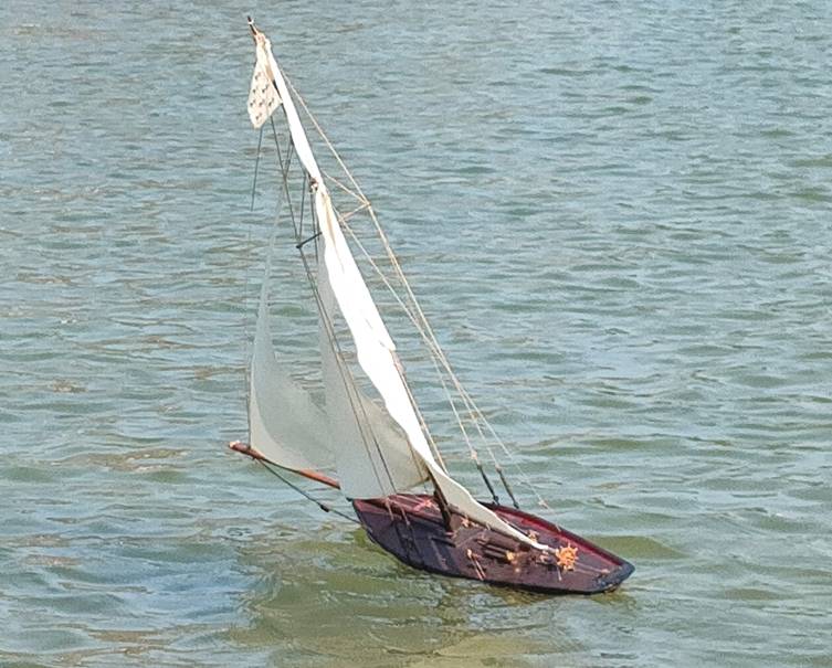 club nautique du luco jardin du Luxembourg Paris pond boat