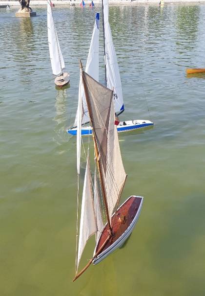 club nautique du luco jardin du Luxembourg Paris pond boat
