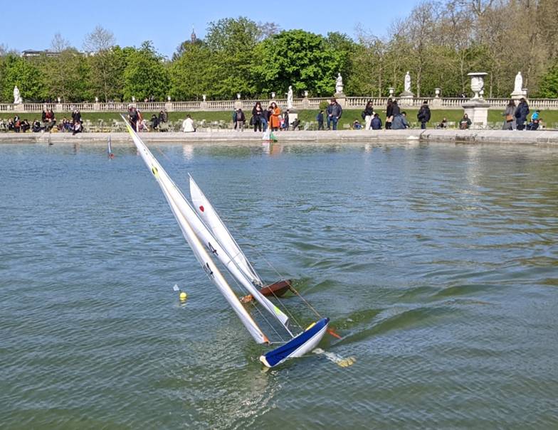 club nautique du luco jardin du Luxembourg Paris pond boat