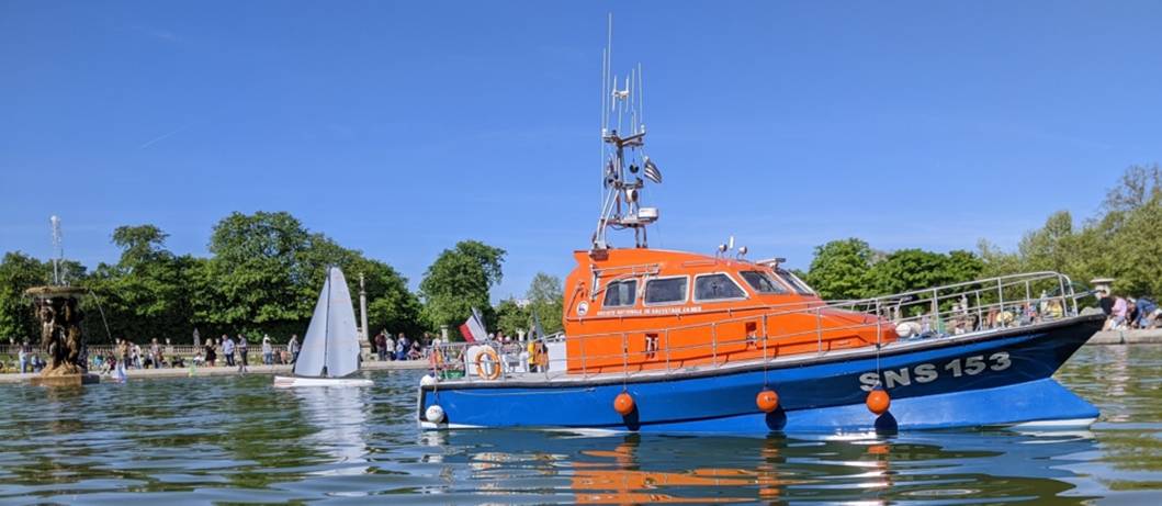 club nautique du luco jardin du Luxembourg Paris pond boat