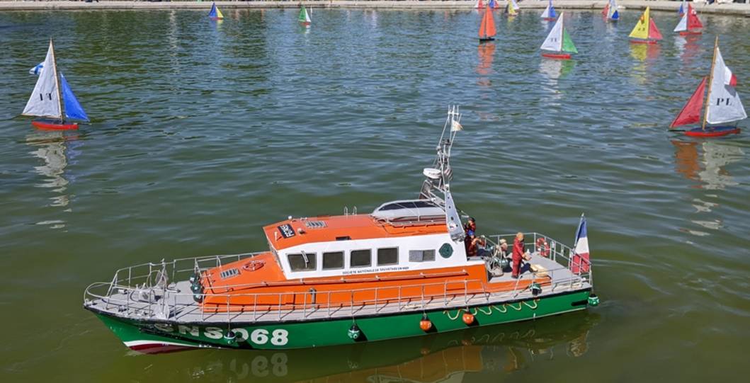 club nautique du luco jardin du Luxembourg Paris pond boat