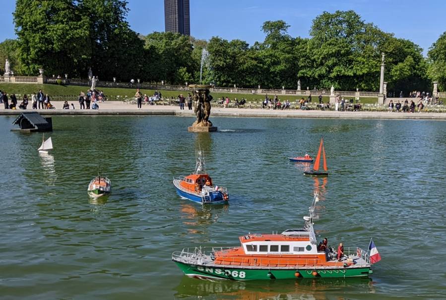 club nautique du luco jardin du Luxembourg Paris pond boat