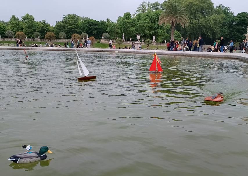 club nautique du luco jardin du Luxembourg Paris pond boat