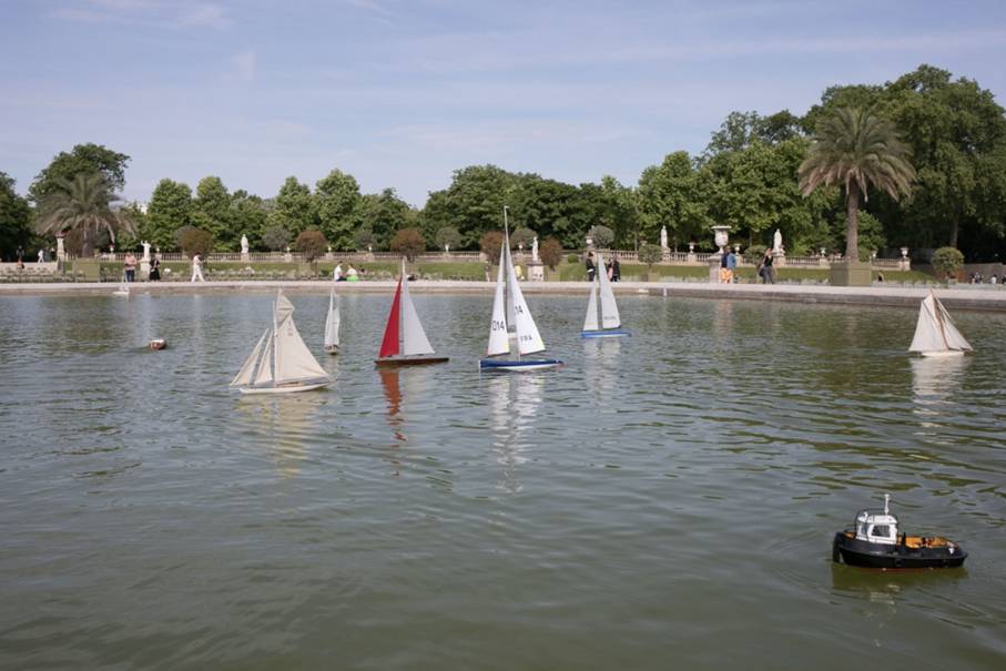 club nautique du luco jardin du Luxembourg Paris pond boat