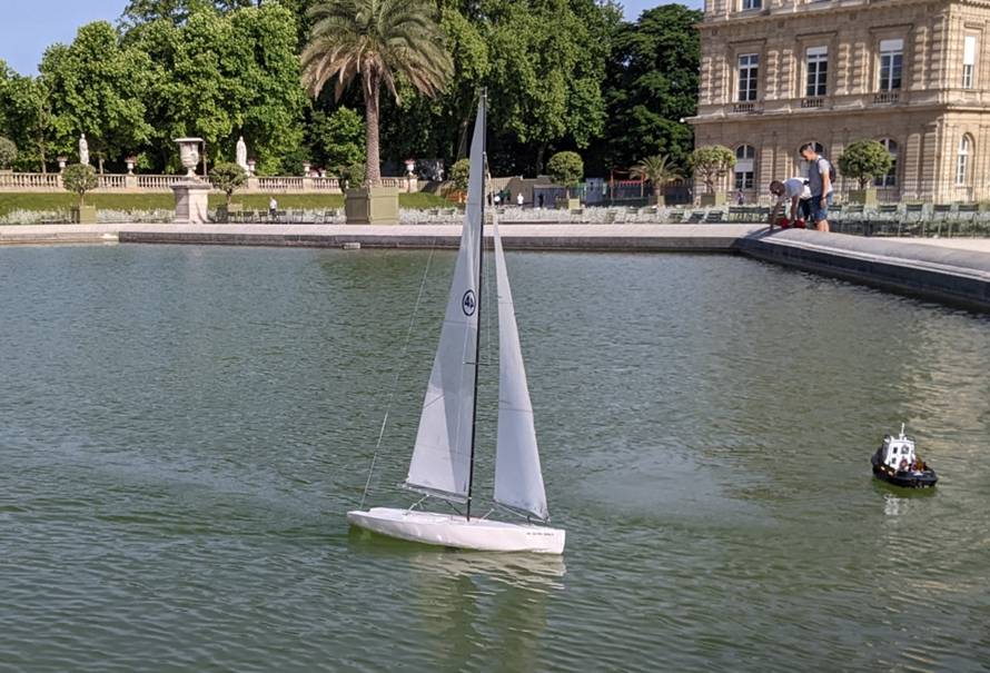 club nautique du luco jardin du Luxembourg Paris pond boat