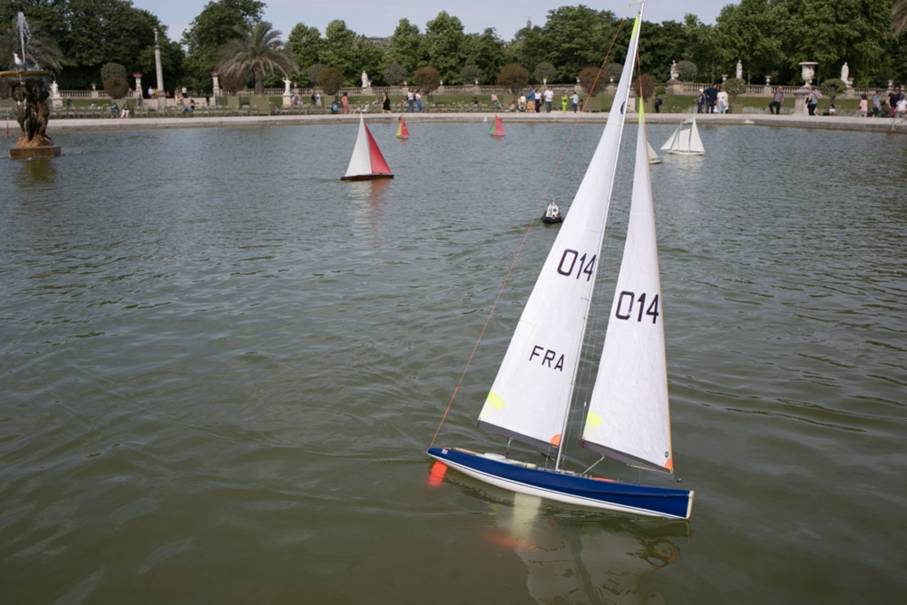 club nautique du luco jardin du Luxembourg Paris pond boat