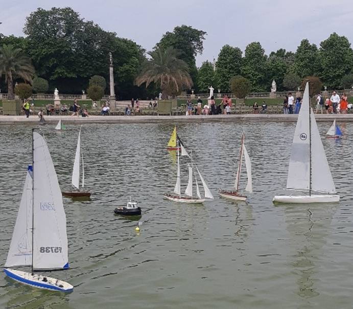 club nautique du luco jardin du Luxembourg Paris pond boat