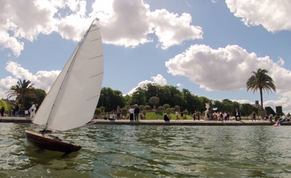 club nautique du luco jardin du Luxembourg Paris pond boat