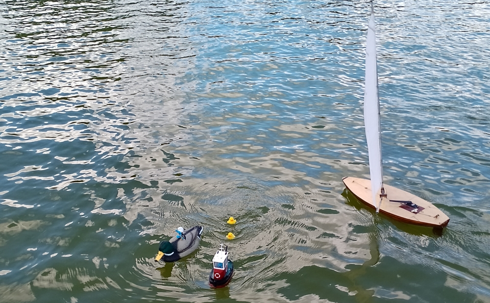 club nautique du luco jardin du Luxembourg Paris pond boat