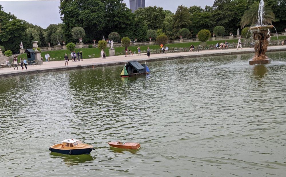 club nautique du luco jardin du Luxembourg Paris pond boat