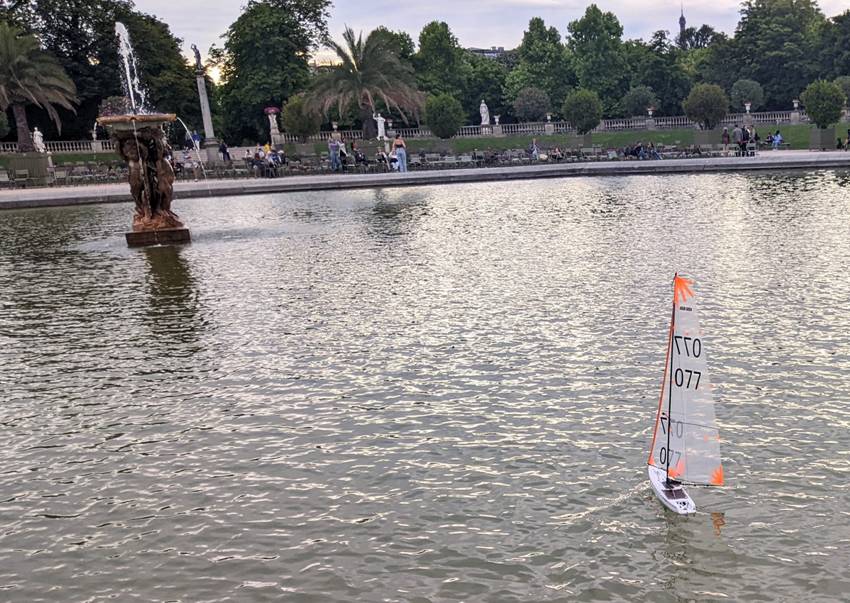 club nautique du luco jardin du Luxembourg Paris pond boat