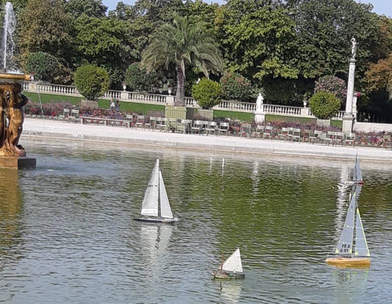 club nautique du luco jardin du Luxembourg Paris pond boat