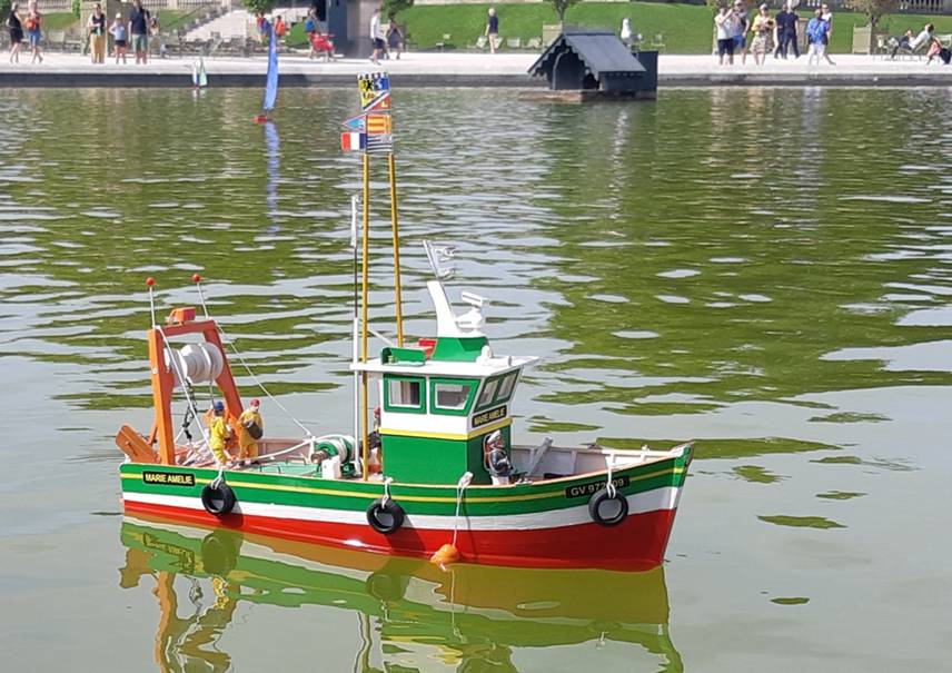 club nautique du luco jardin du Luxembourg Paris pond boat