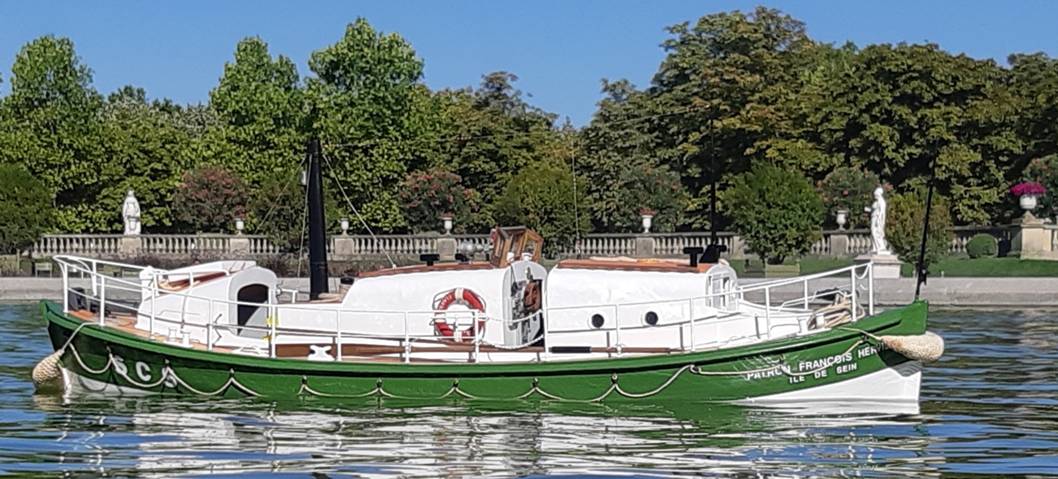 club nautique du luco jardin du Luxembourg Paris pond boat