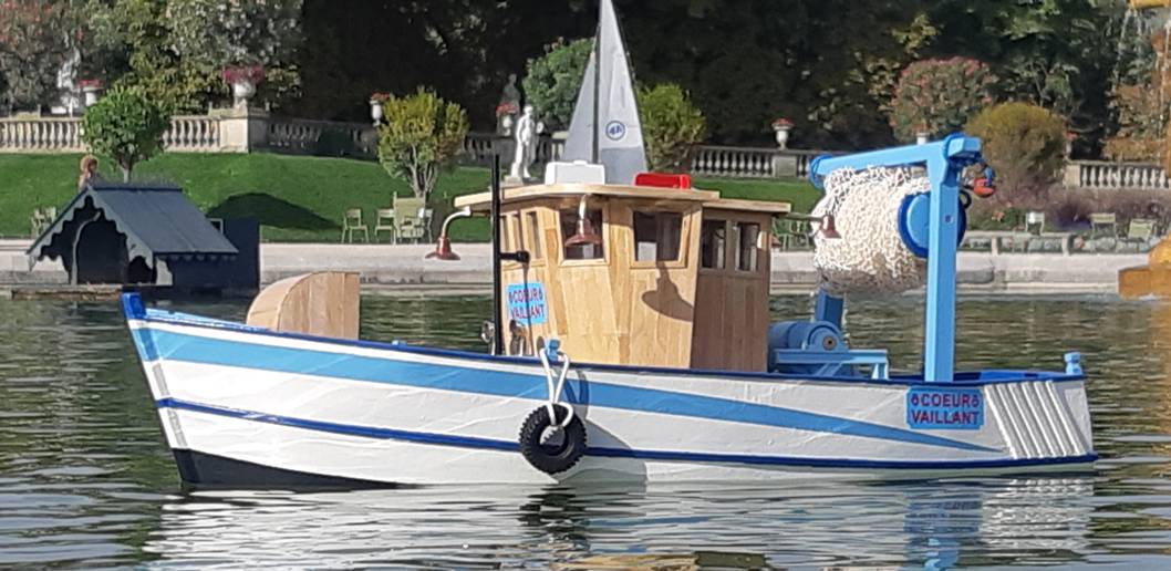 club nautique du luco jardin du Luxembourg Paris pond boat