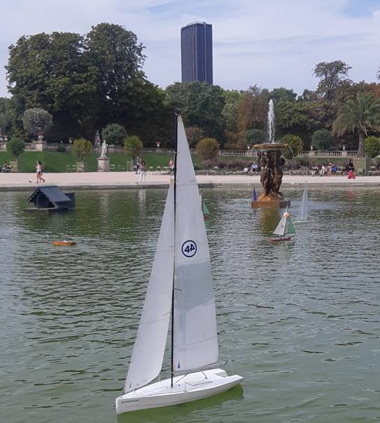 club nautique du luco jardin du Luxembourg Paris pond boat