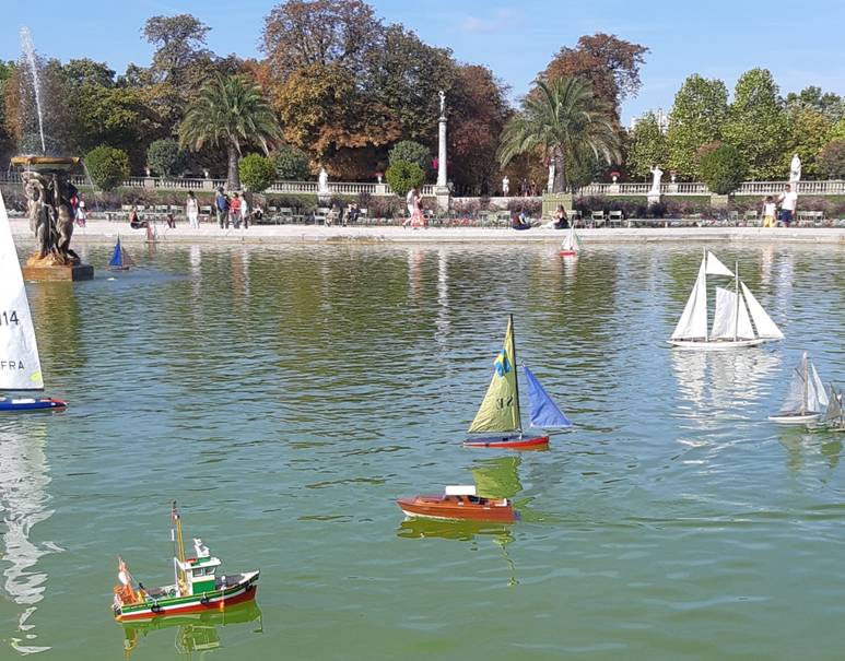 club nautique du luco jardin du Luxembourg Paris pond boat