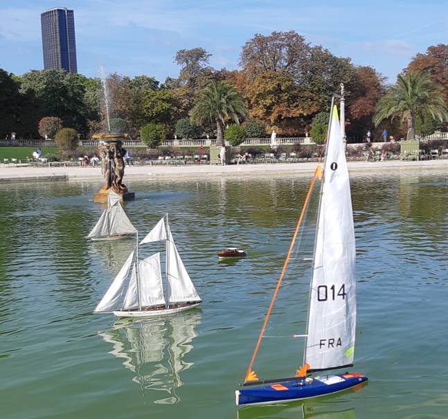 club nautique du luco jardin du Luxembourg Paris pond boat