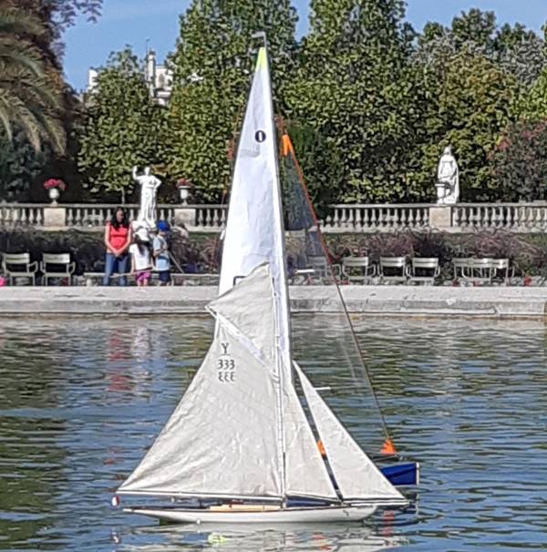 club nautique du luco jardin du Luxembourg Paris pond boat