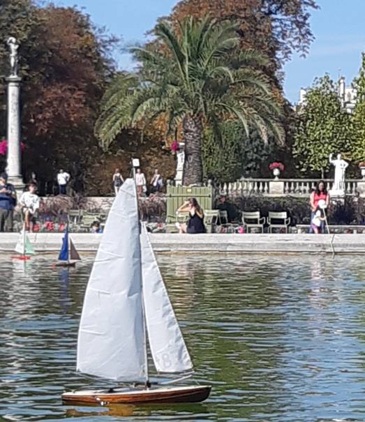 club nautique du luco jardin du Luxembourg Paris pond boat