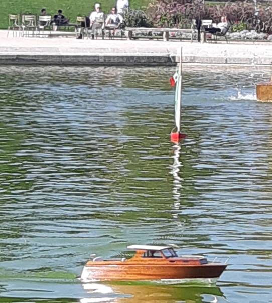 club nautique du luco jardin du Luxembourg Paris pond boat