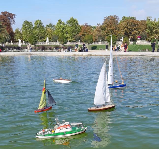 club nautique du luco jardin du Luxembourg Paris pond boat