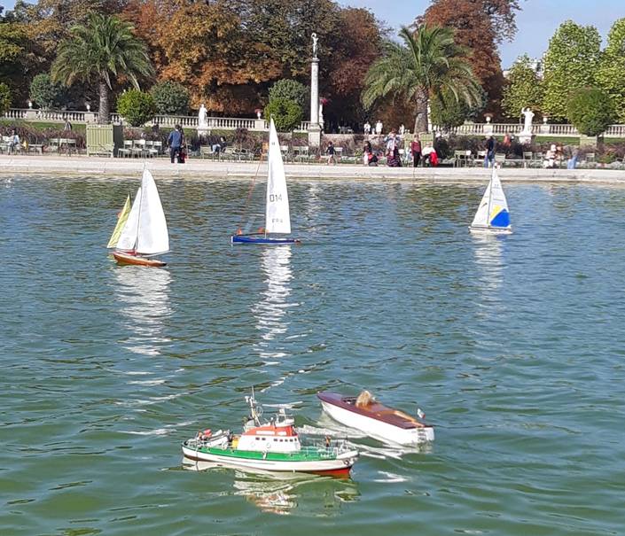 club nautique du luco jardin du Luxembourg Paris pond boat