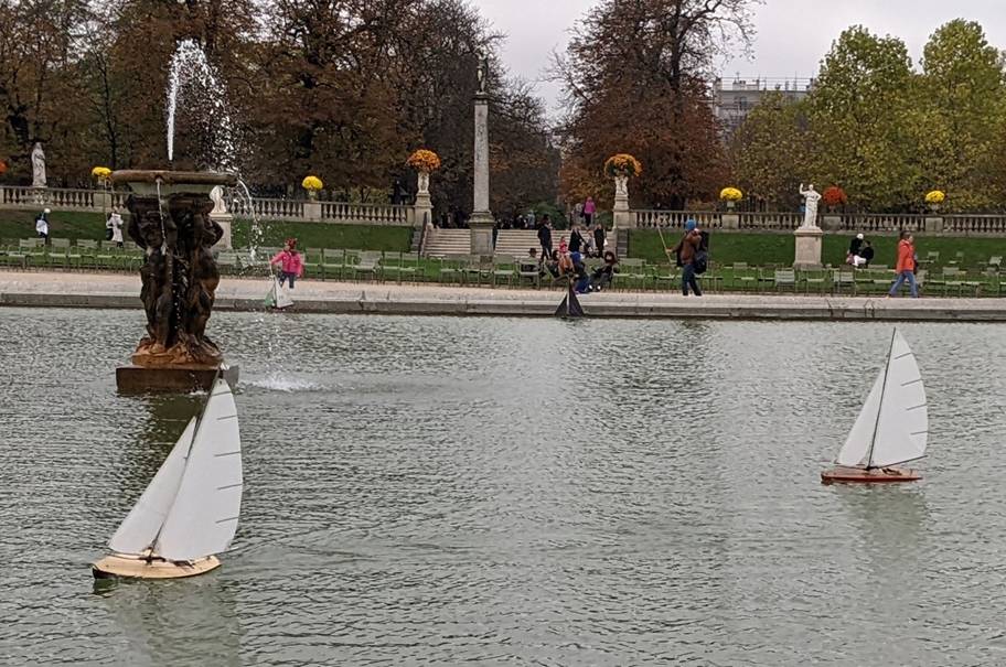club nautique du luco jardin du Luxembourg Paris pond boat