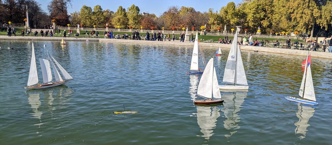 club nautique du luco jardin du Luxembourg Paris pond boat